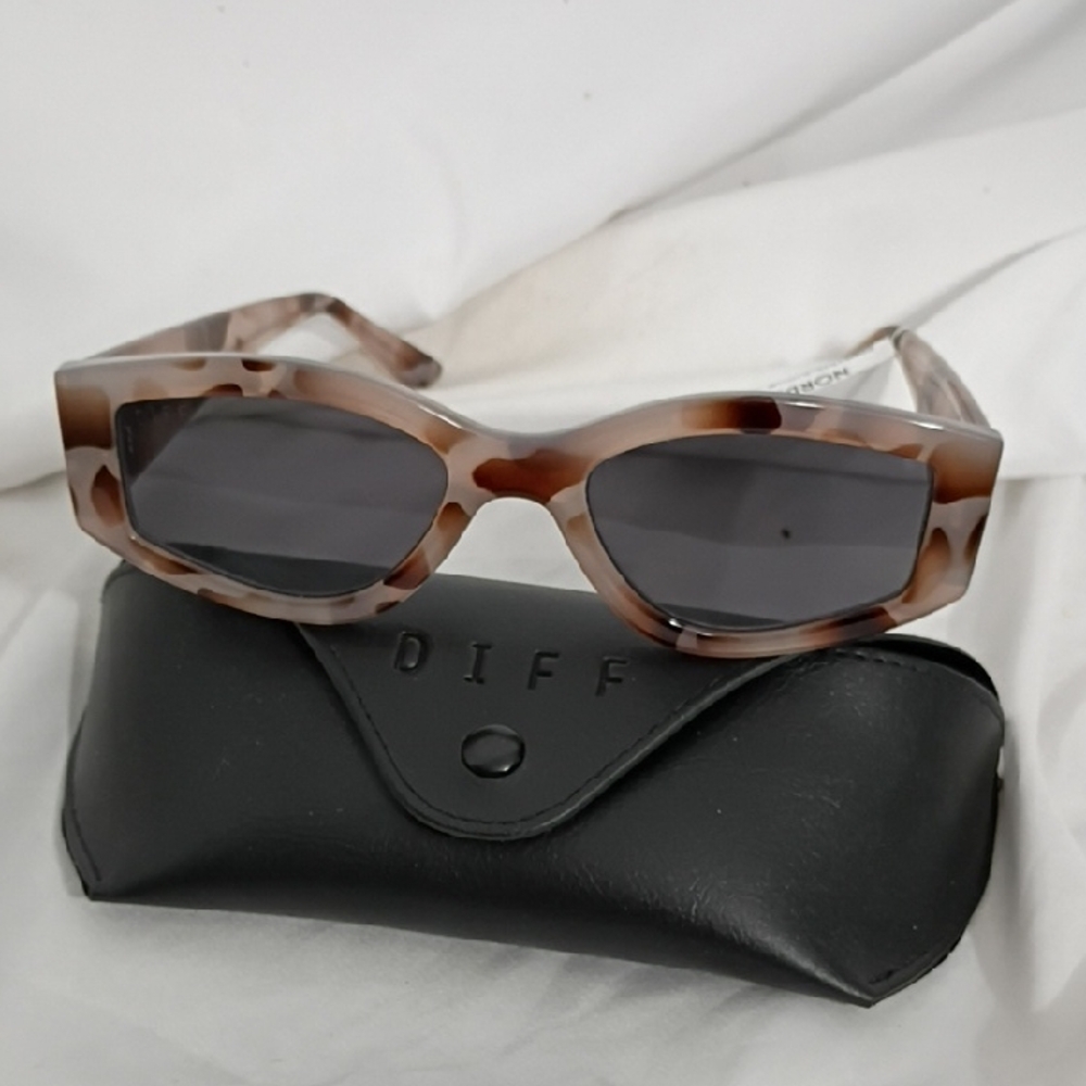 NWT Diff Kai Cream Tortoise Grey Sunglasses Case Included - Picture 1 of 10
